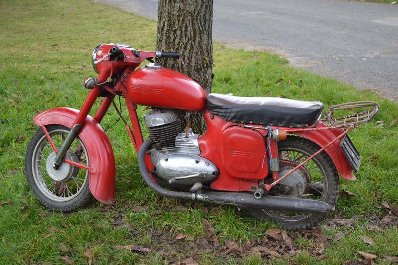 Файл:Motocykel JAWA 250 (Lovinobaňa).jpg