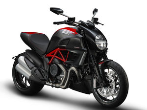 2014-Ducati-Diavel-Carbon2.jpg