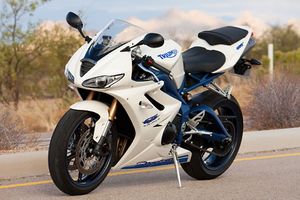 Triumph-daytona-675-se-10.jpg