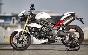 08-speed-triple-r.jpg