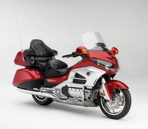 687px-Gold-wing-gl-1800 2012 5.jpg
