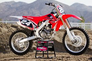 800px-2013-honda-CRF250R-right1.jpg